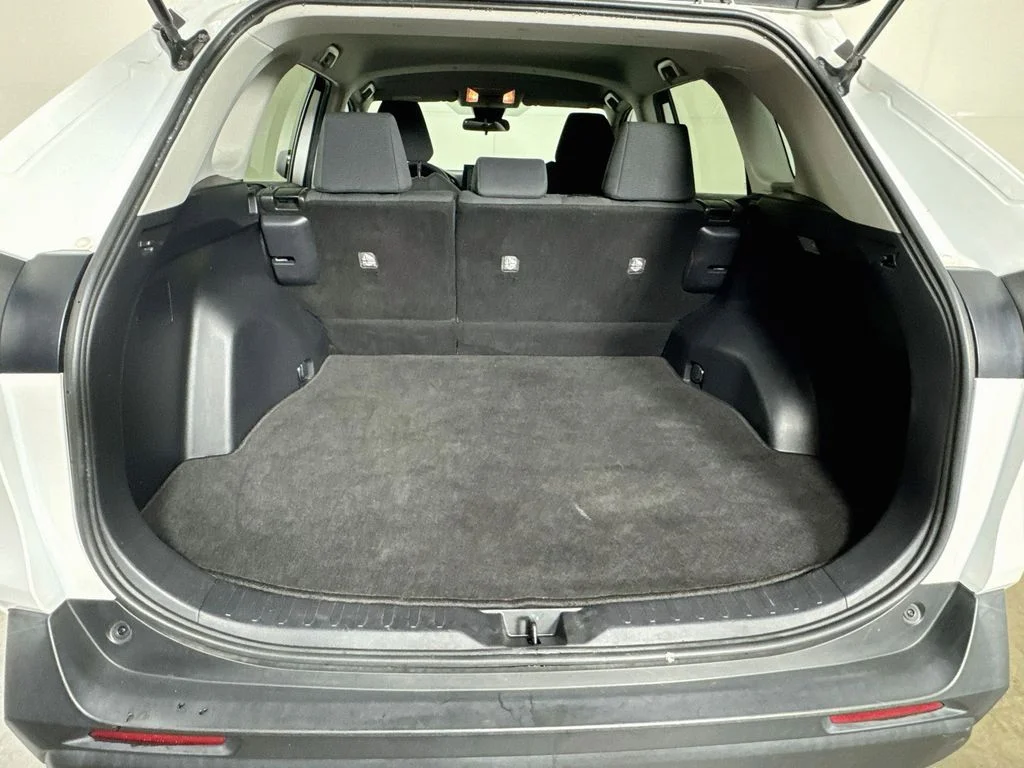 Used 2020 White Toyota LE image 29