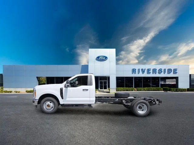 New 2027 Oxford White Ford F-350® XL image 4