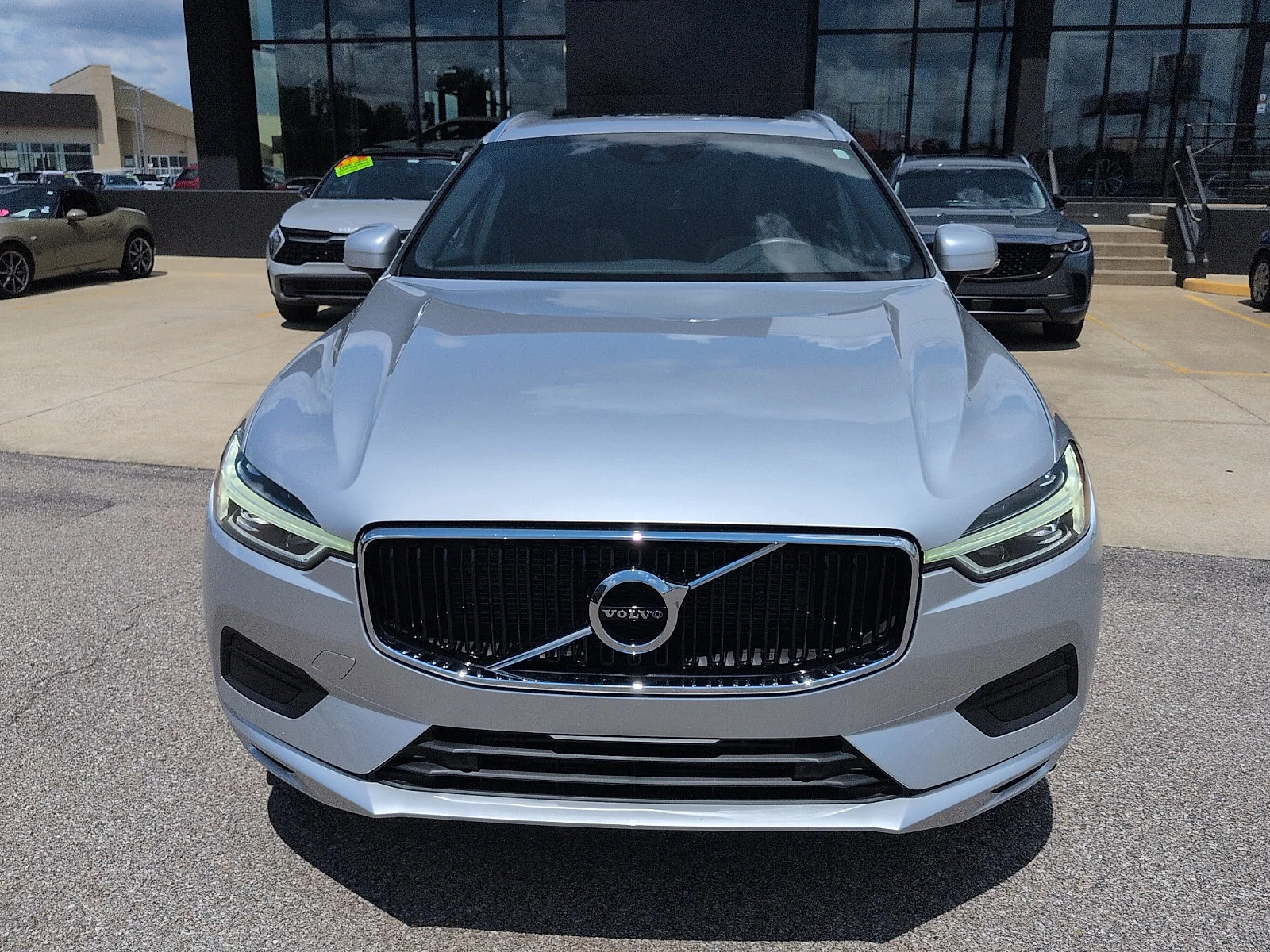 Used 2020 Bright Silver Metallic Volvo Momentum image 3