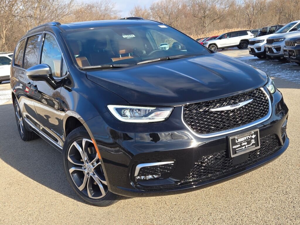 New 2026 Diamond Black Crystal Pearl-Coat Exterior Paint Chrysler Pinnacle image 5