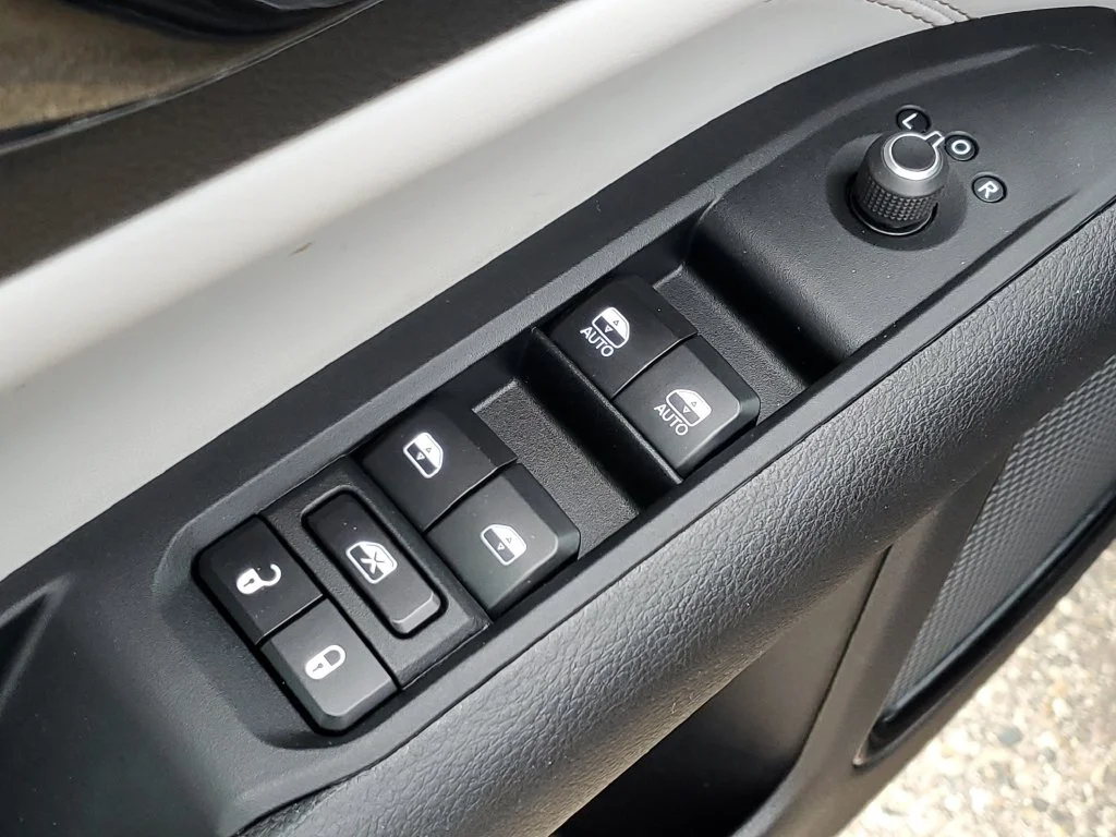 Used 2024  Jeep Limited image 28