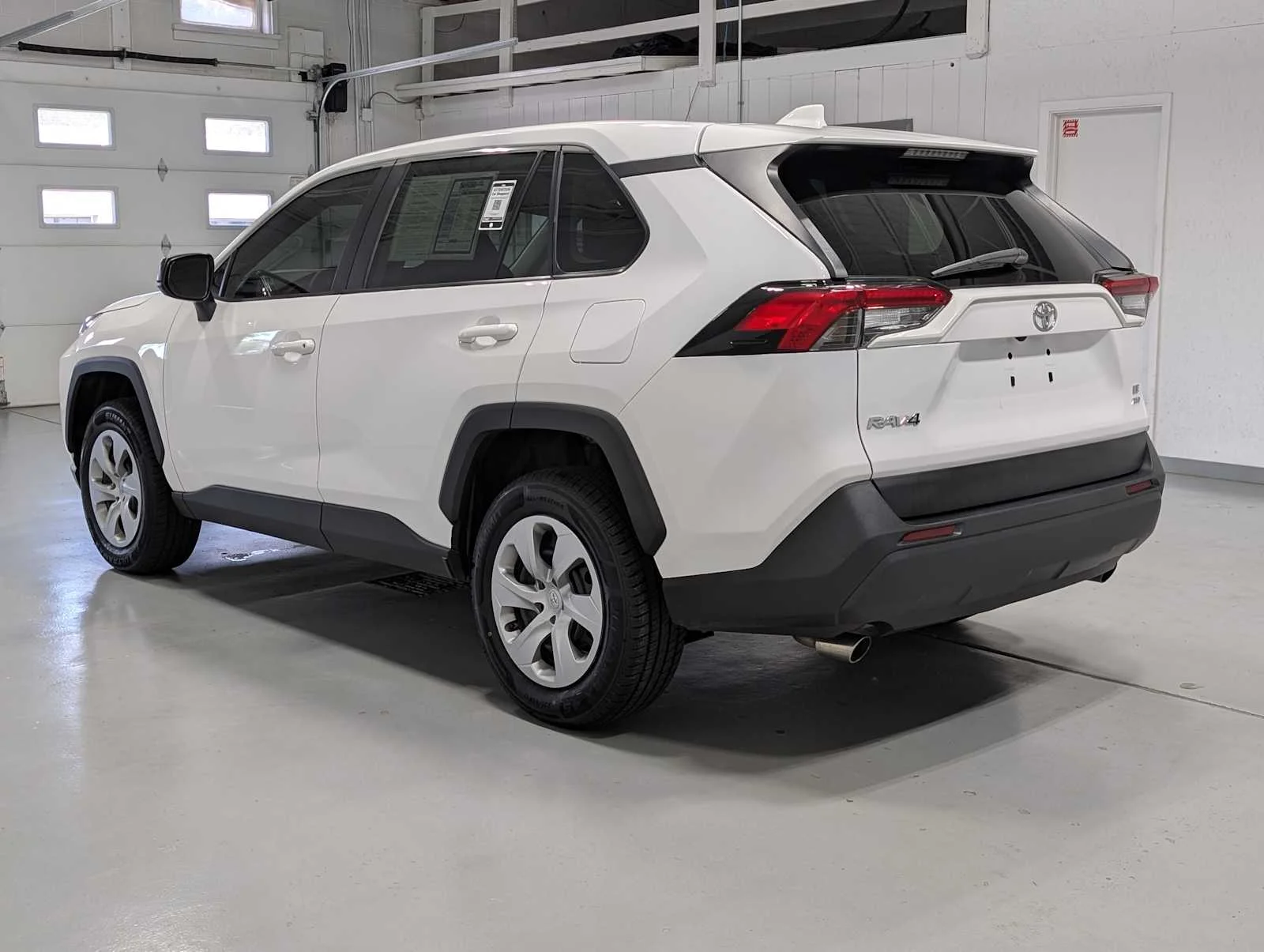 Used 2022 White Toyota LE image 10