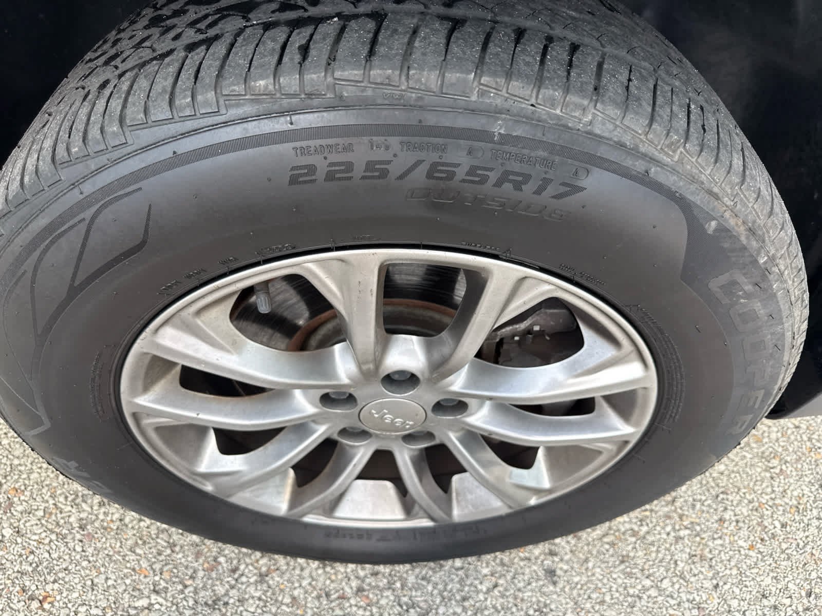 Used 2019 Velvet Red Pearlcoat Jeep Latitude Plus image 4