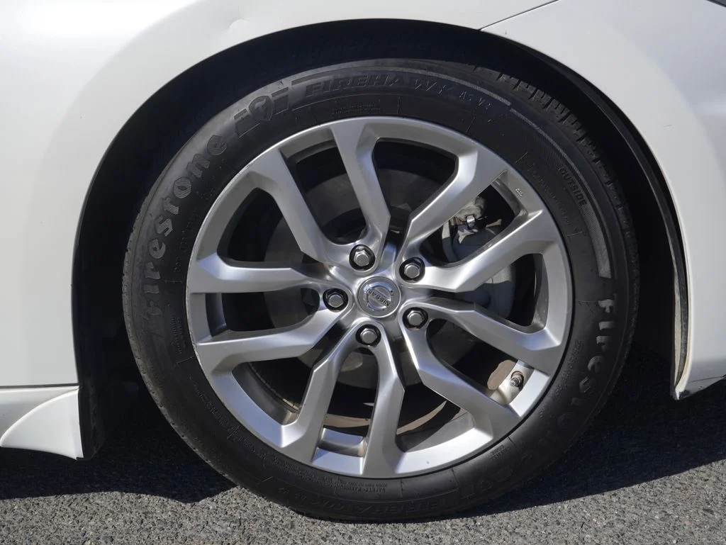 Used 2013 White Nissan Base image 3