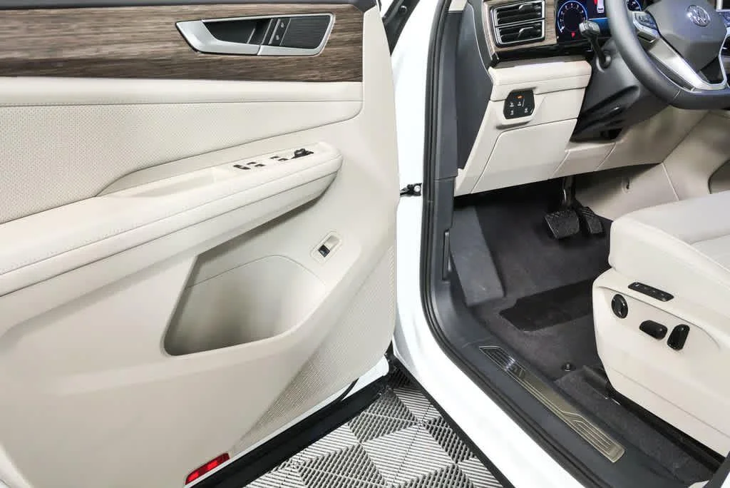 New 2026 Opal White Pearl Volkswagen 2.0T SEL image 7