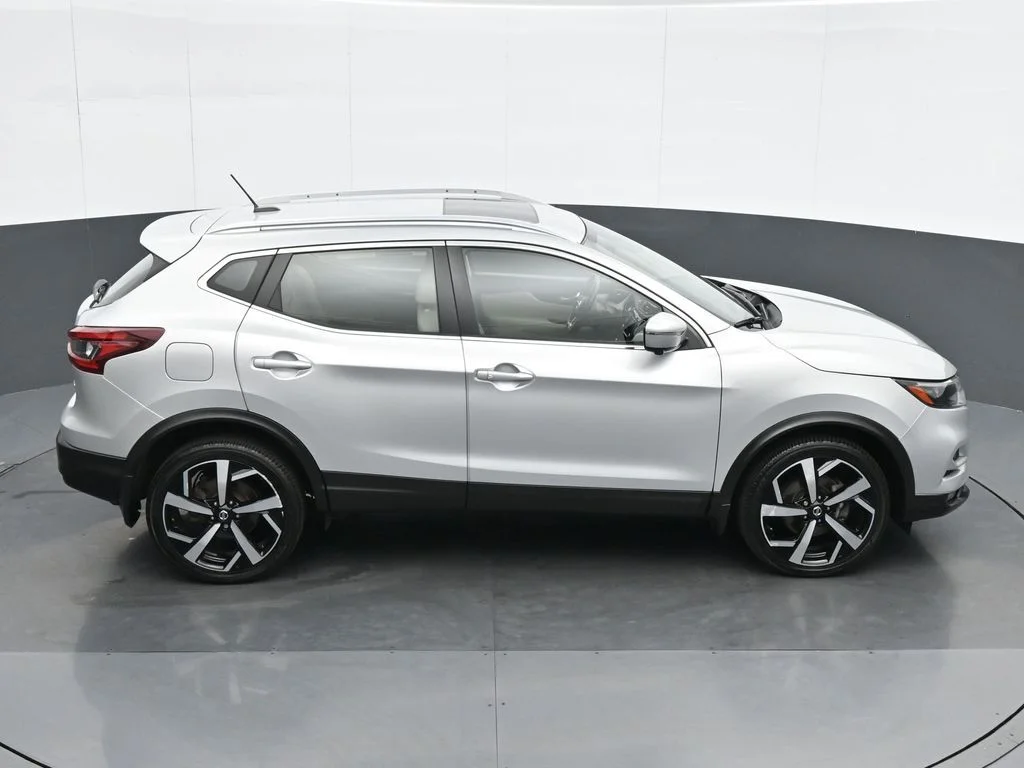 Used 2021 Silver Nissan SL image 22