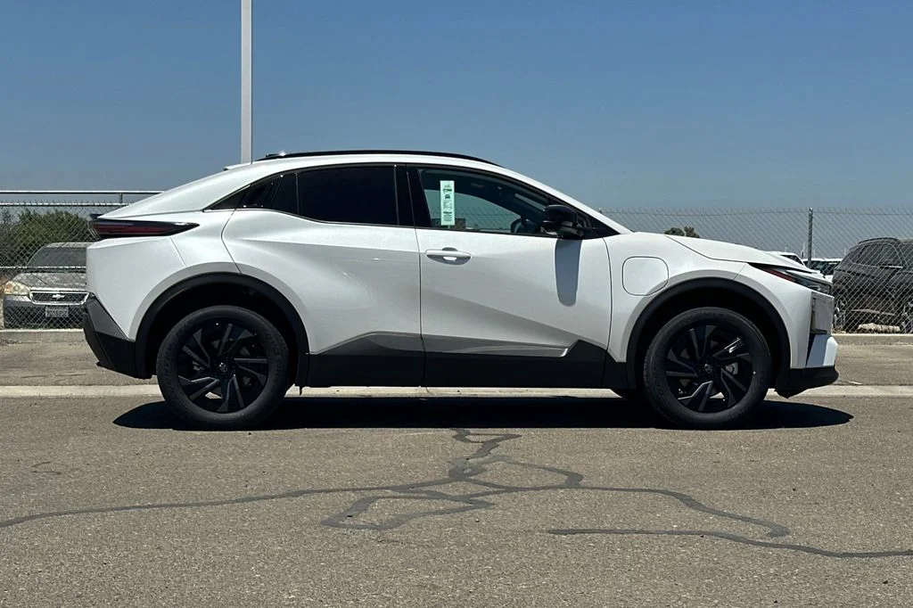 New 2026 Wind Chill Pearl Toyota SE image 3
