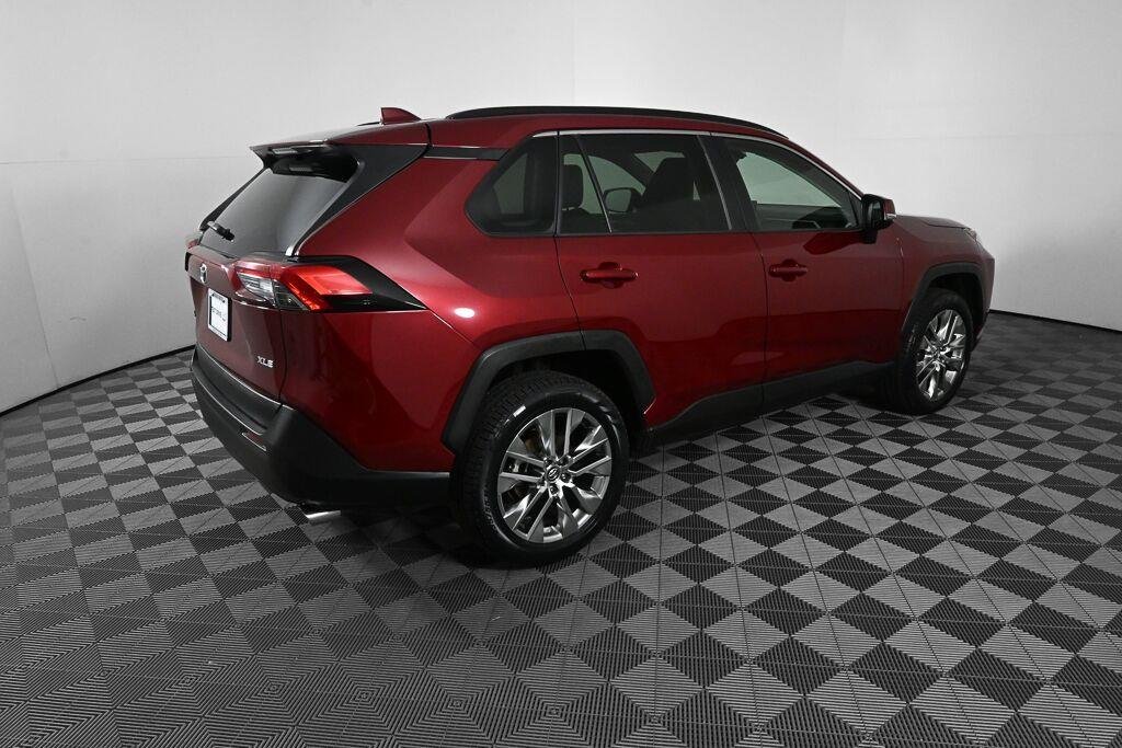 Used 2020 Ruby Flare Pearl TOYOTA XLE Premium image 26