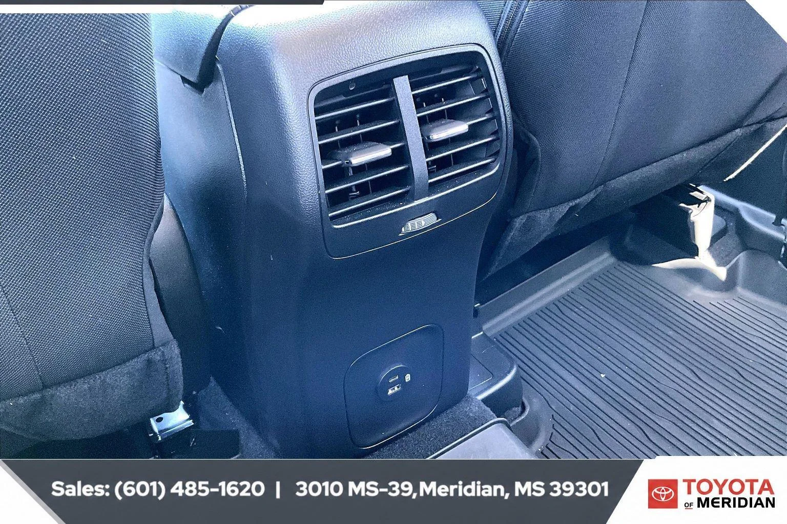 Used 2022 Oxford White Ford SE image 24