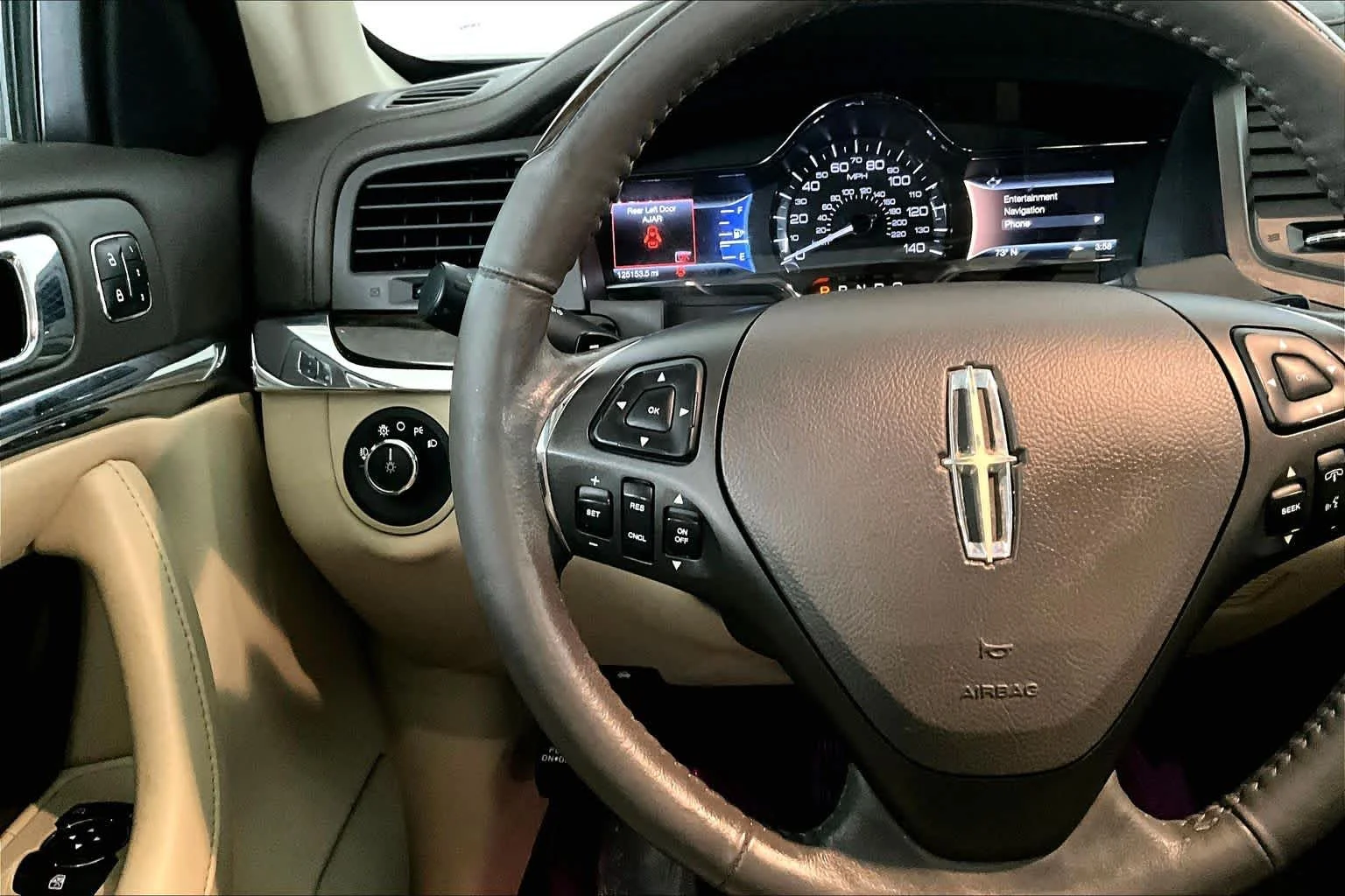 Used 2014 White Platinum Metallic Tri-Coat Lincoln  image 24