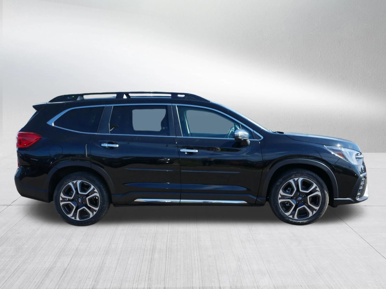 Used 2023 Crystal Black Silica Subaru Touring image 8