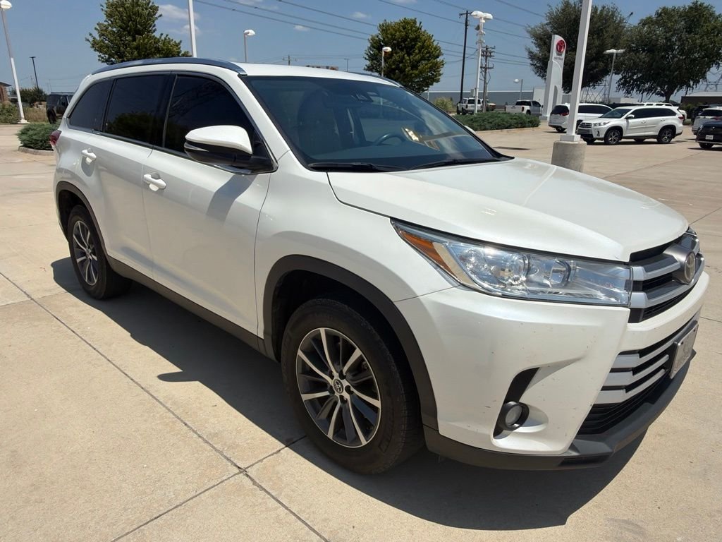 Used 2019 White Toyota XLE image 3