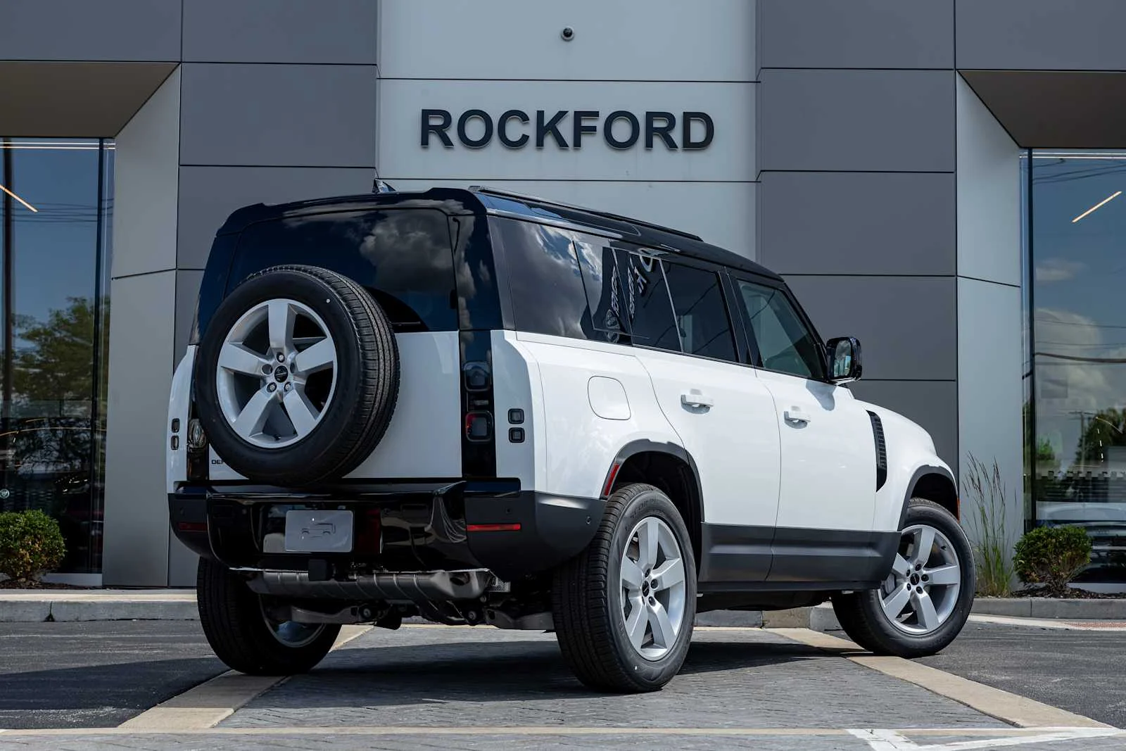 New 2026 Fuji White Land Rover S image 2