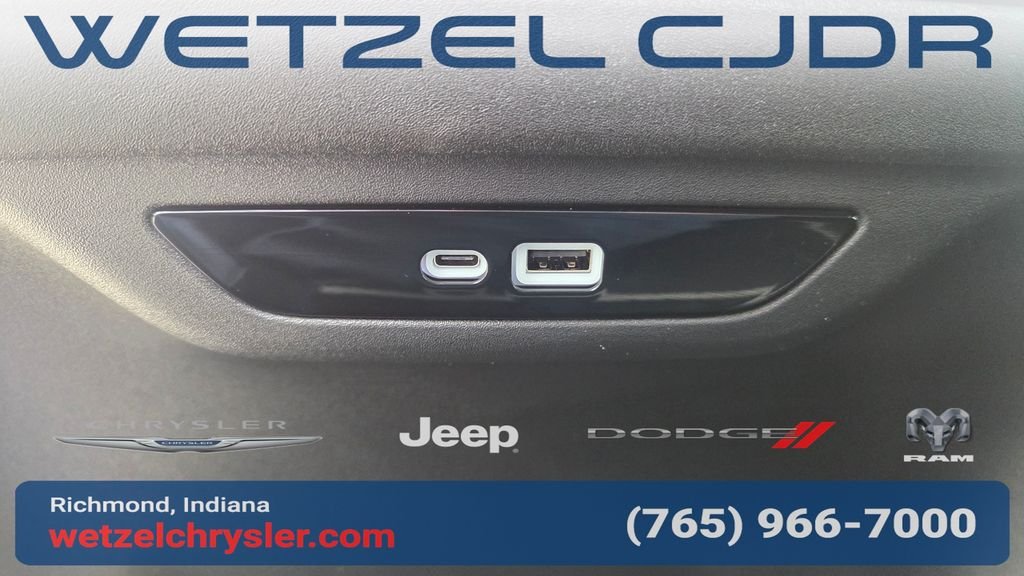 New 2027 Diamond Black Crystal Pearl-Coat Exterior Paint Chrysler Limited image 32