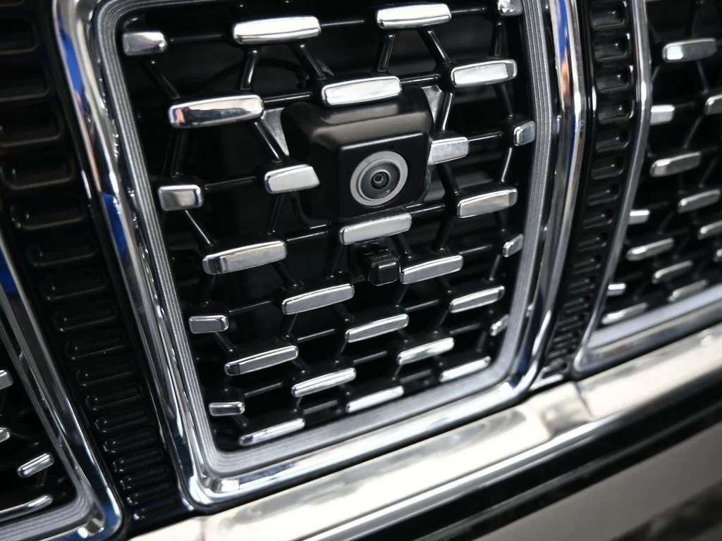 Used 2024 Diamond Black Crystal Pearlcoat Jeep Base image 59