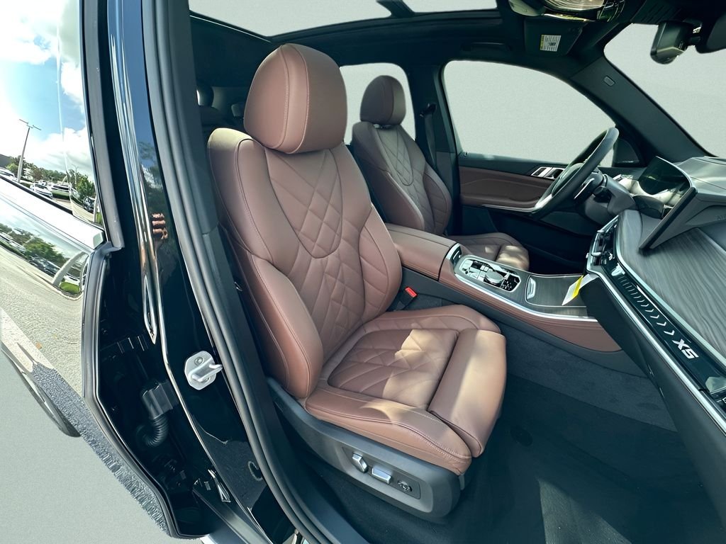 New 2026 Black Sapphire Metallic BMW xDrive50e image 24