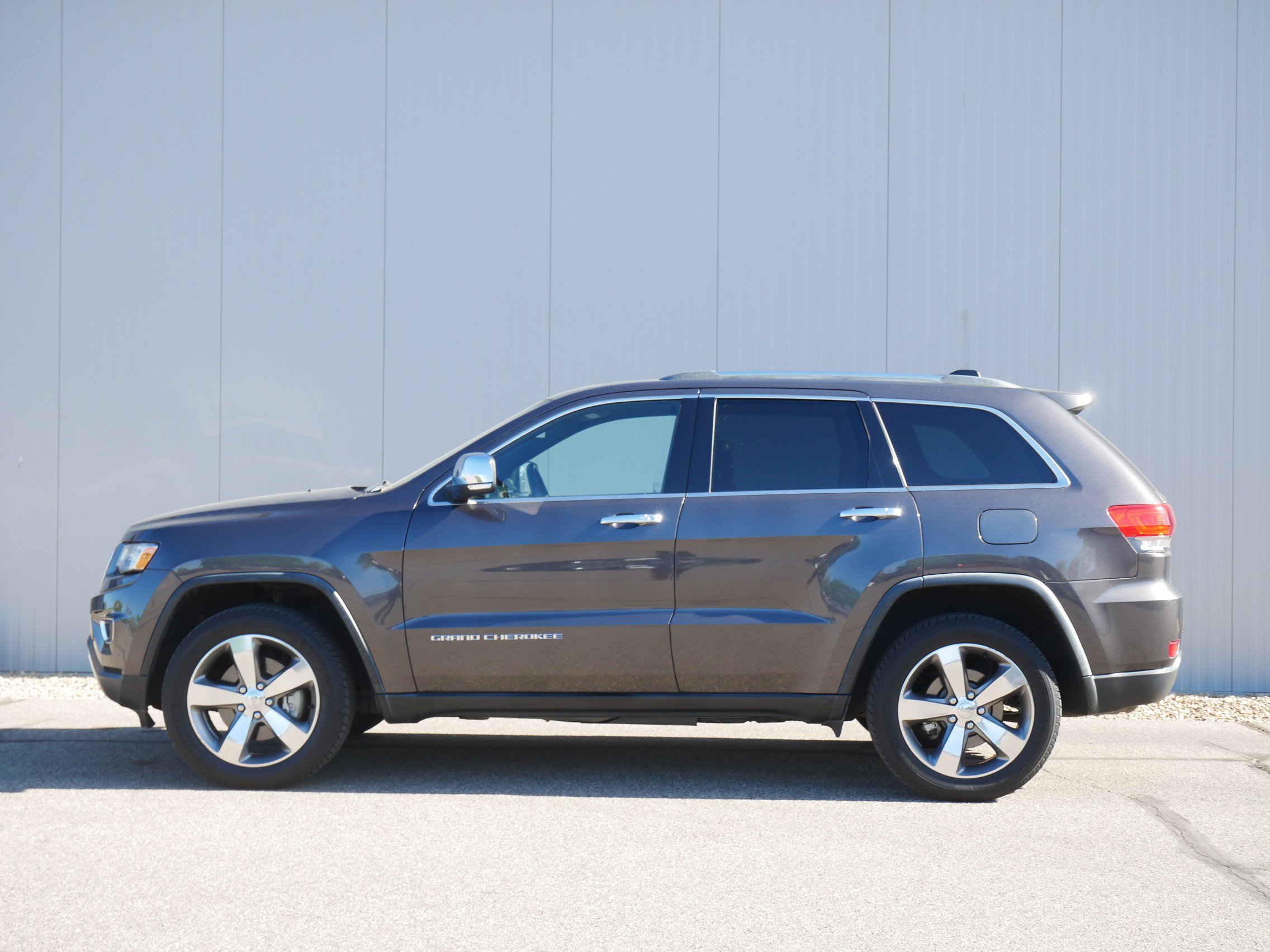Used 2015 Jeep Grand Cherokee Limited with VIN 1C4RJFBM9FC785441 for sale in Hastings, Minnesota