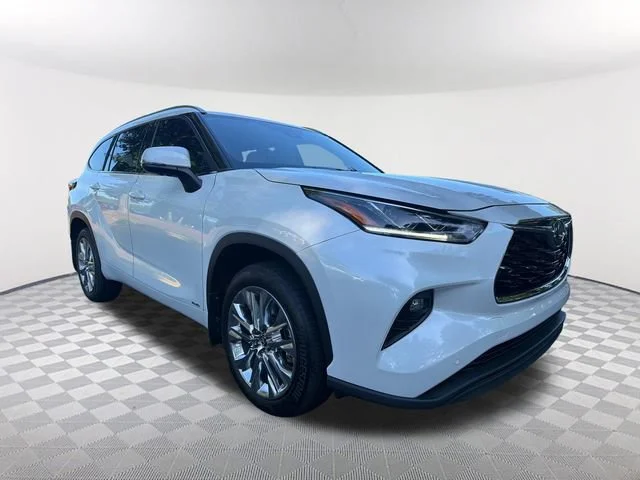 Used 2024 Off-white Toyota Limited image 3
