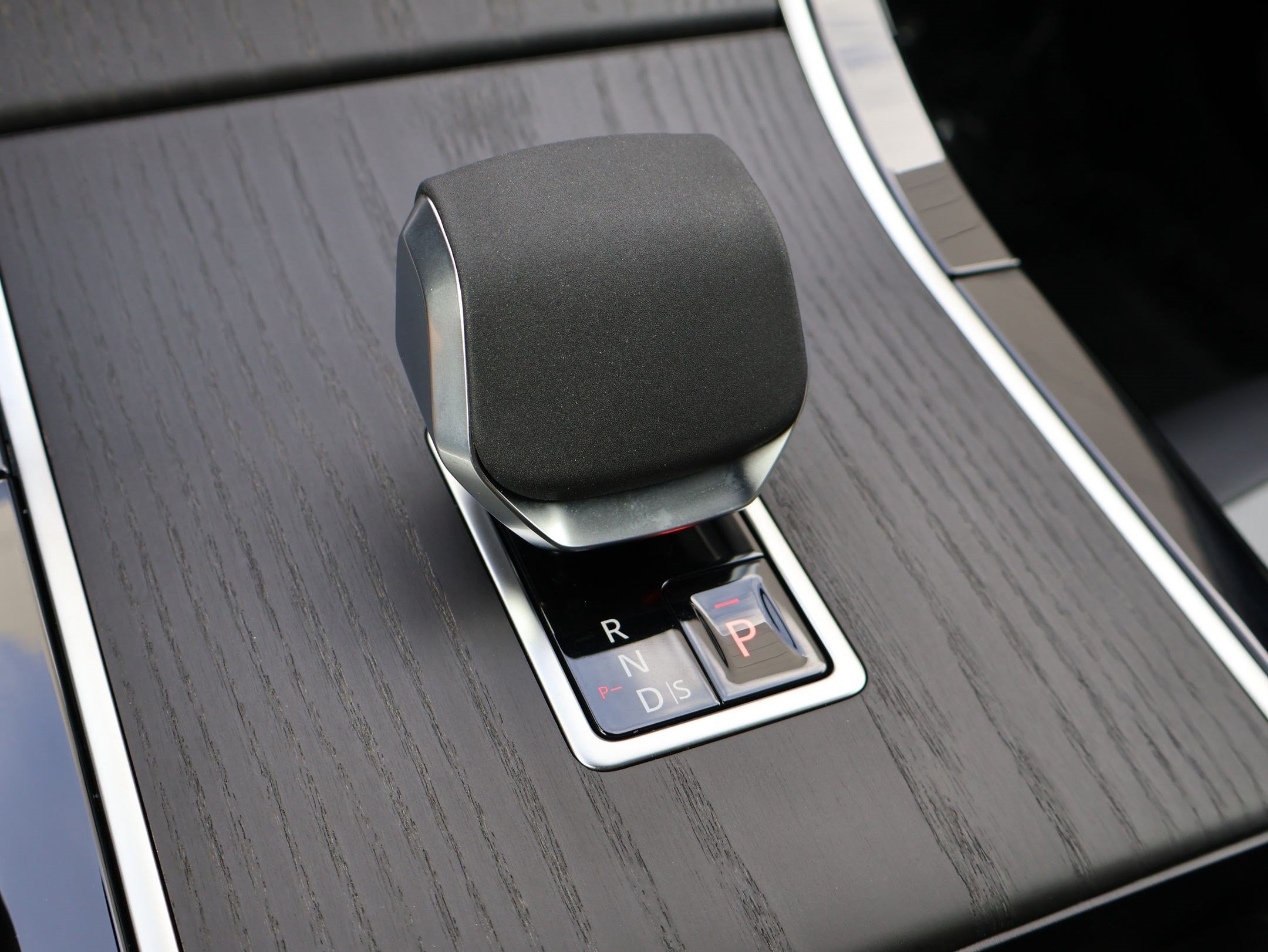 New 2026 Santorini Black LAND ROVER Hoxton Edition image 17