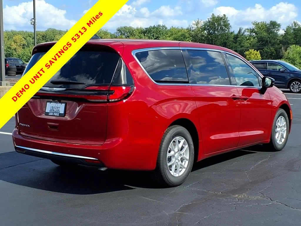 2026 Chrysler Pacifica Select - Photo 17