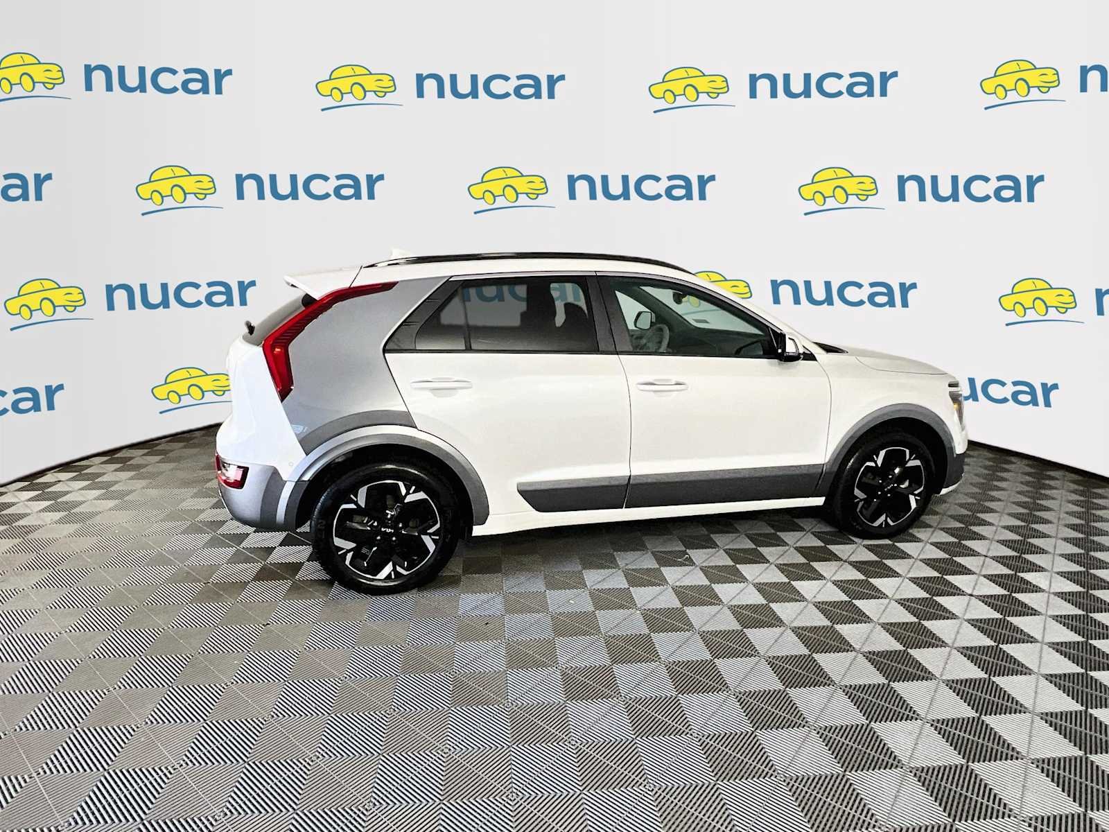 Used 2025 Snow White Pearl Kia Wave image 8