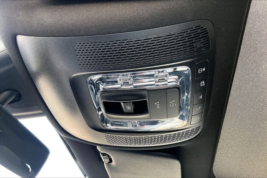 Used 2023  Mercedes-Benz GLB 250 image 32