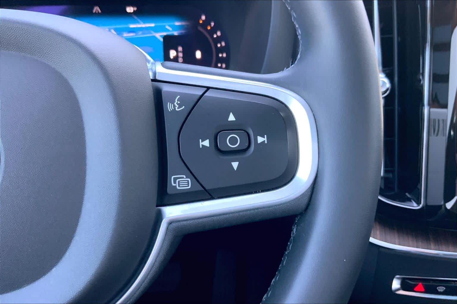 Used 2022 Platinum Grey Metallic Volvo Momentum image 25