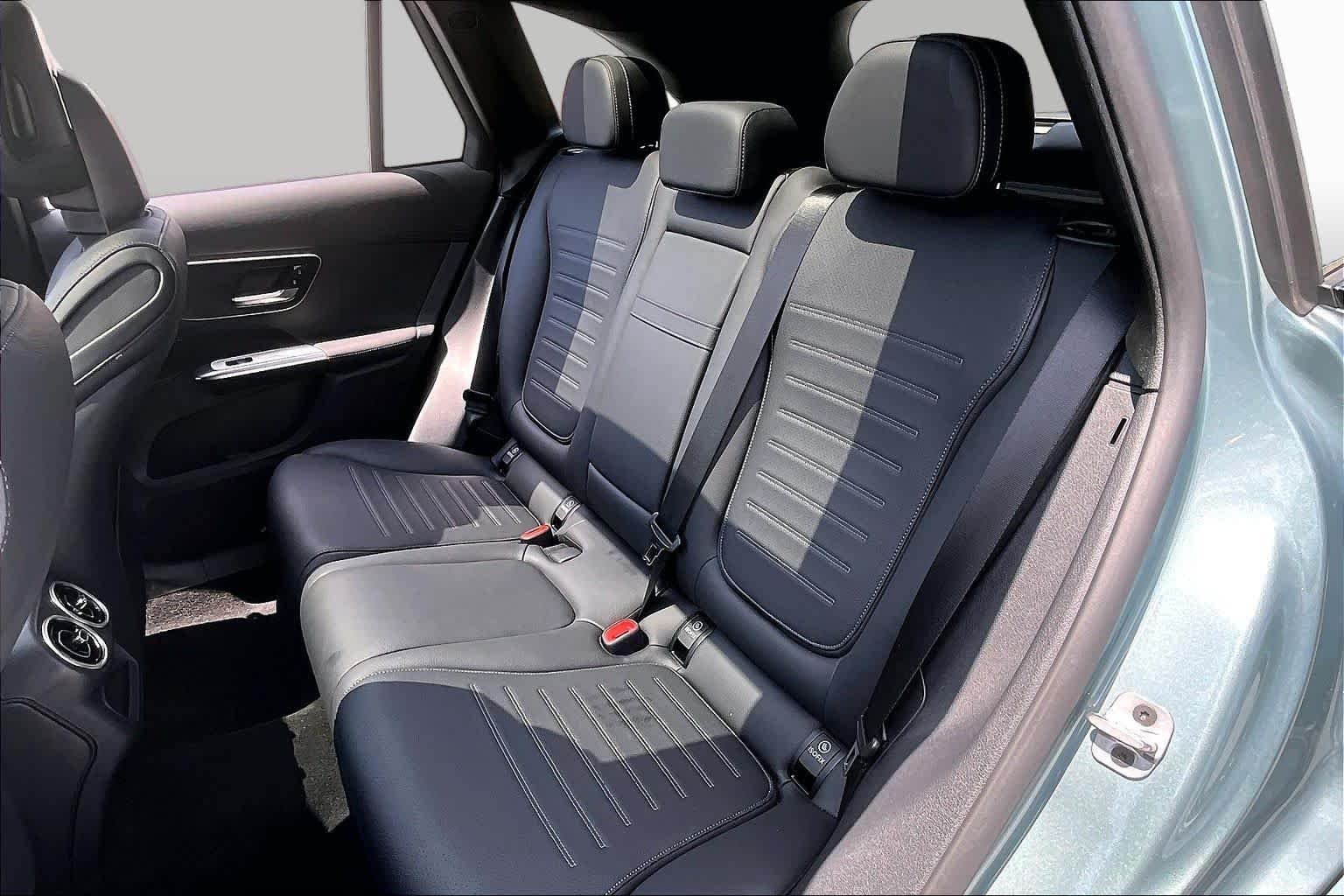 Used 2026 Verde Silver Metallic Mercedes-Benz GLC 300 image 20