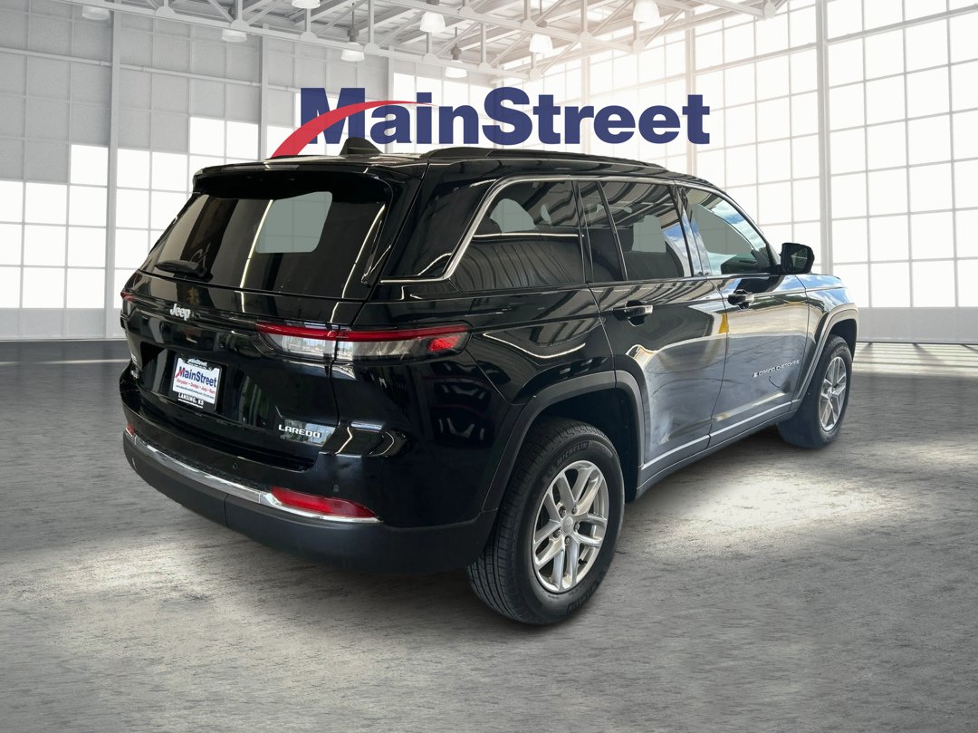 New 2026 Diamond Black Crystal Pearlcoat Jeep Laredo image 5