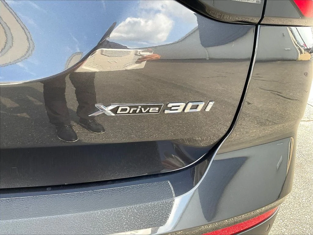 Used 2022 Dark Graphite BMW xDrive30i image 26