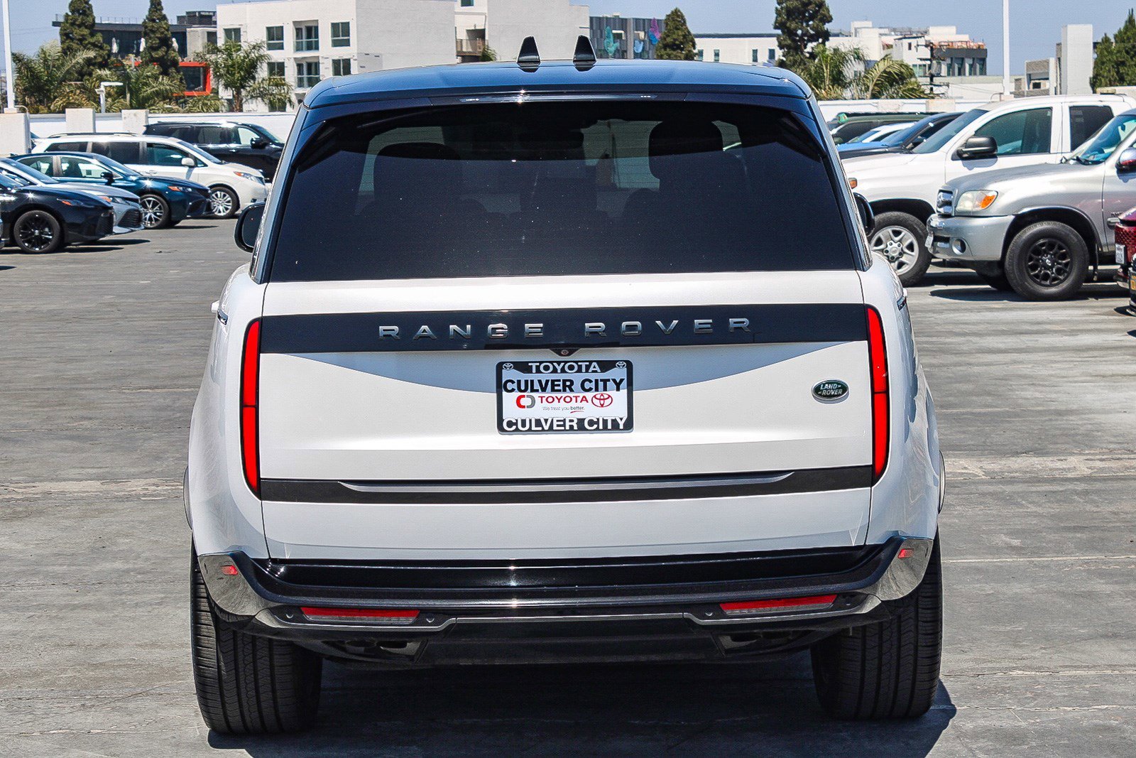 Used 2023 Ostuni Pearl White Land Rover SE image 7