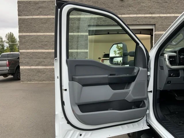 2025 Ford F-350 Super Duty Chassis Cab XLT - Photo 9