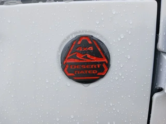 New 2026 Bright White Clear-Coat Exterior Paint Jeep Mojave X image 8