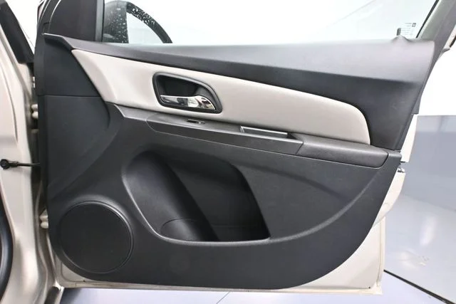 2013 Chevrolet Cruze LS - Photo 38