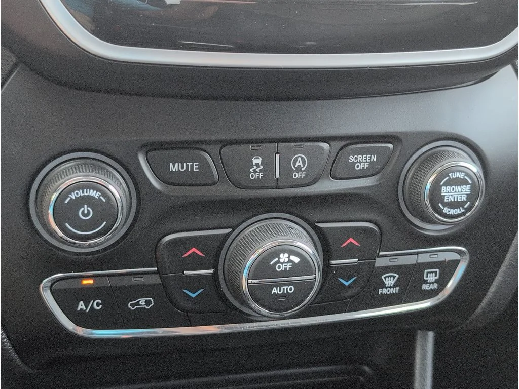 Used 2019 WHITE Jeep 4d SUV 4WD Limited 3.2L image 16
