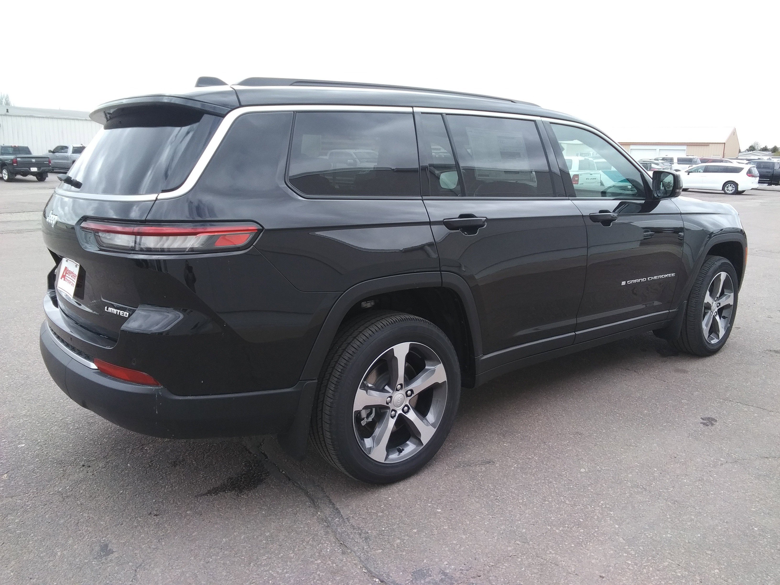 New 2026 Diamond Black Crystal Pearl-Coat Exterior Paint Jeep Limited image 5