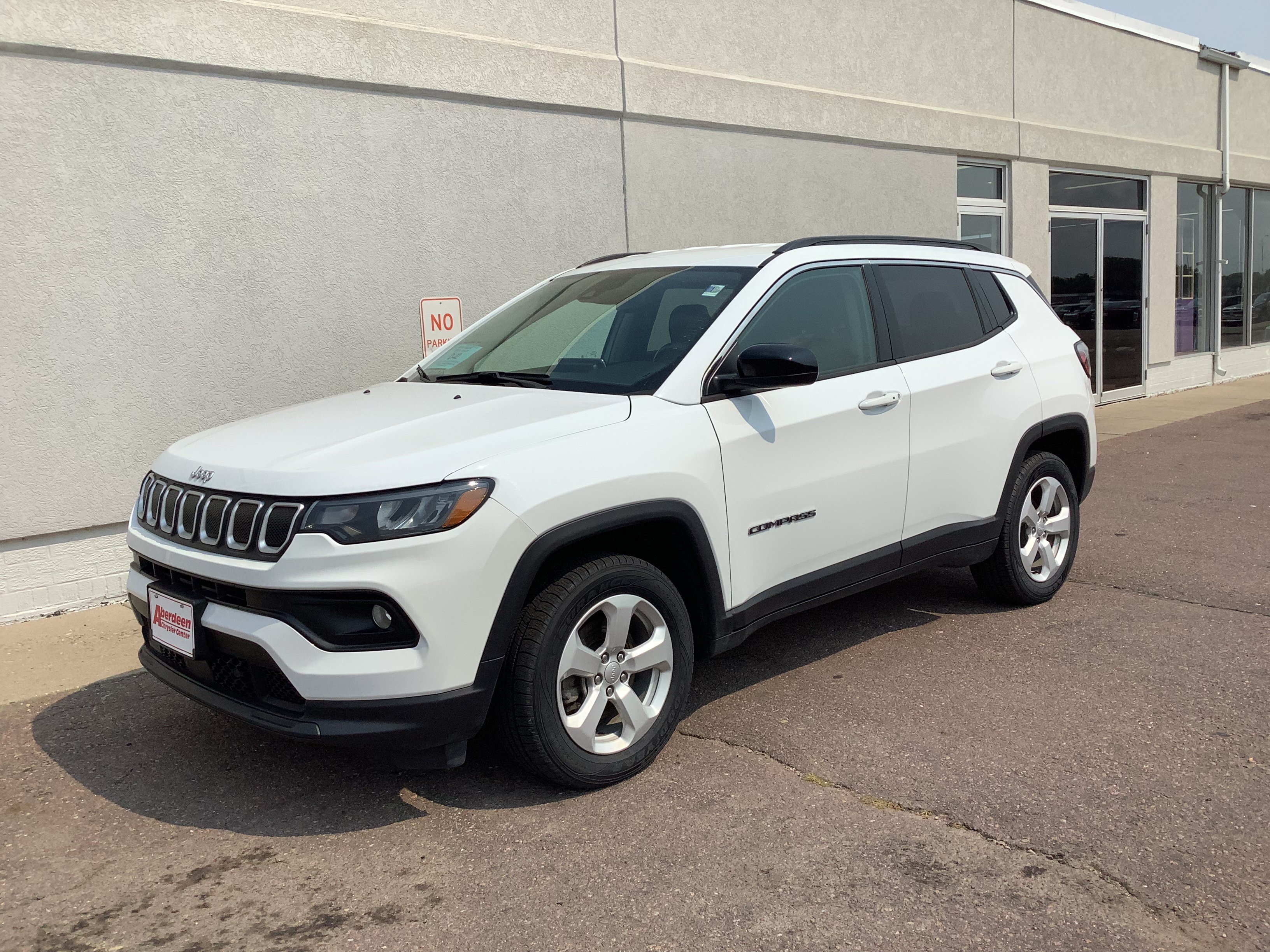 Used 2022 White Jeep Latitude image 9