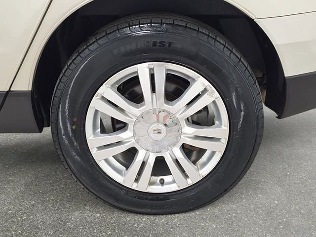 Used 2014 Silver Cadillac Luxury image 30