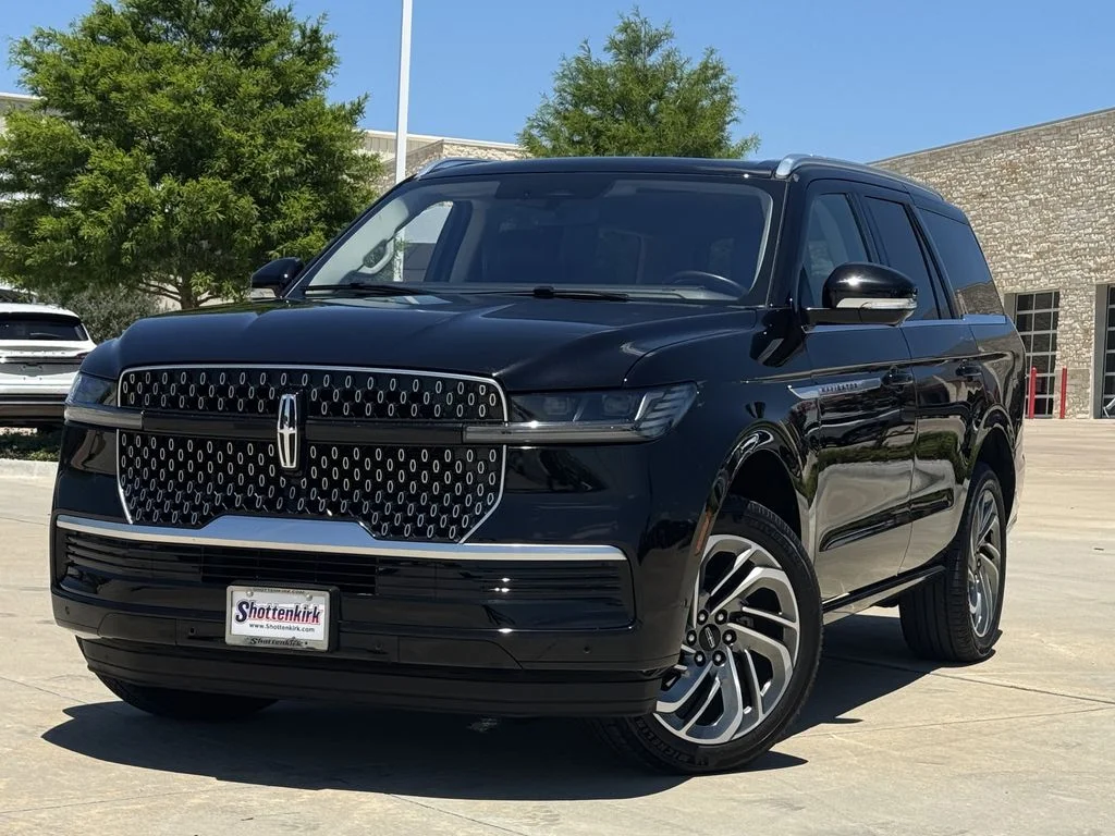 Used 2025 Black Lincoln Reserve image 2