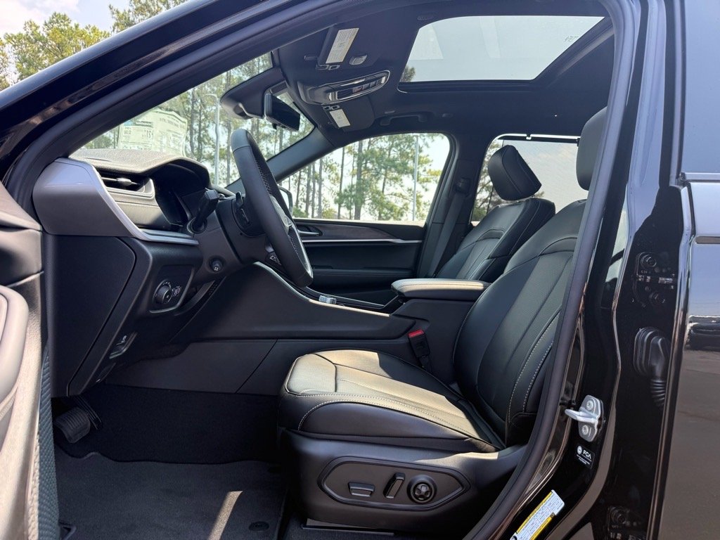 2025 Jeep Grand Cherokee Limited photo 3