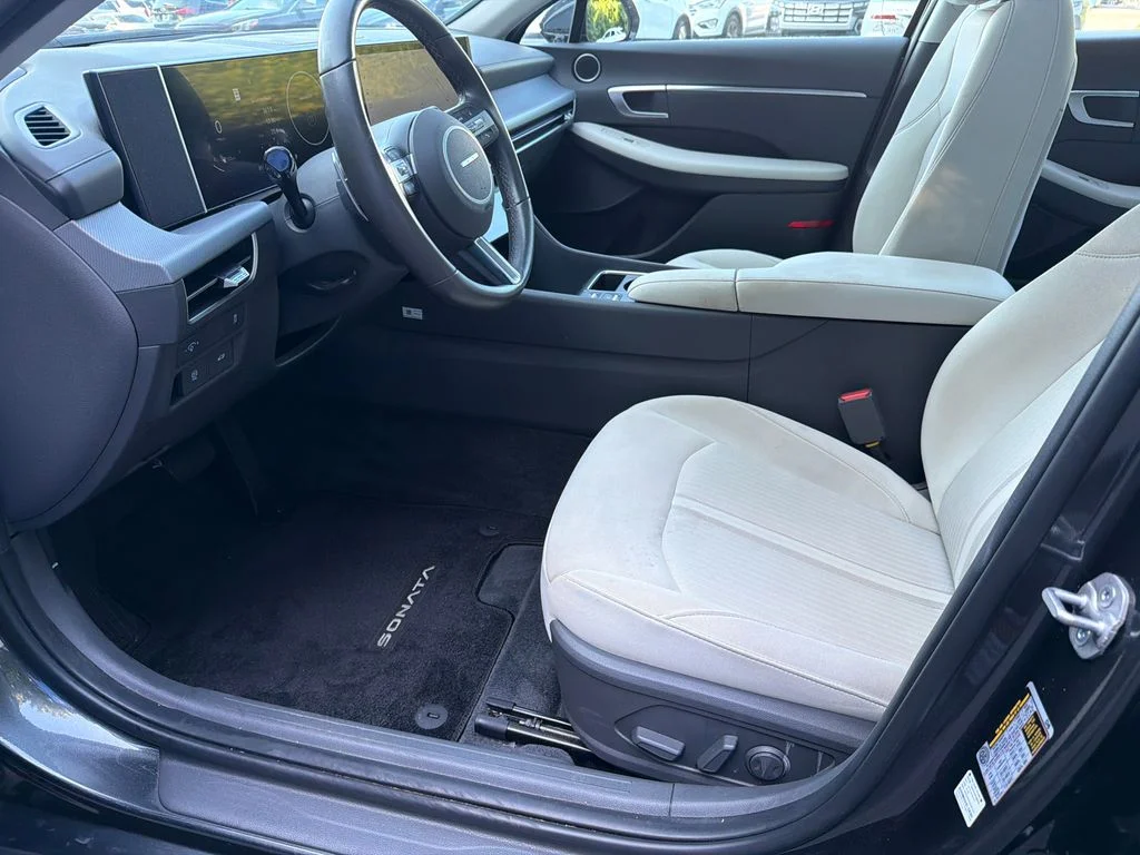 Used 2025 Gray Hyundai SEL Convenience image 9