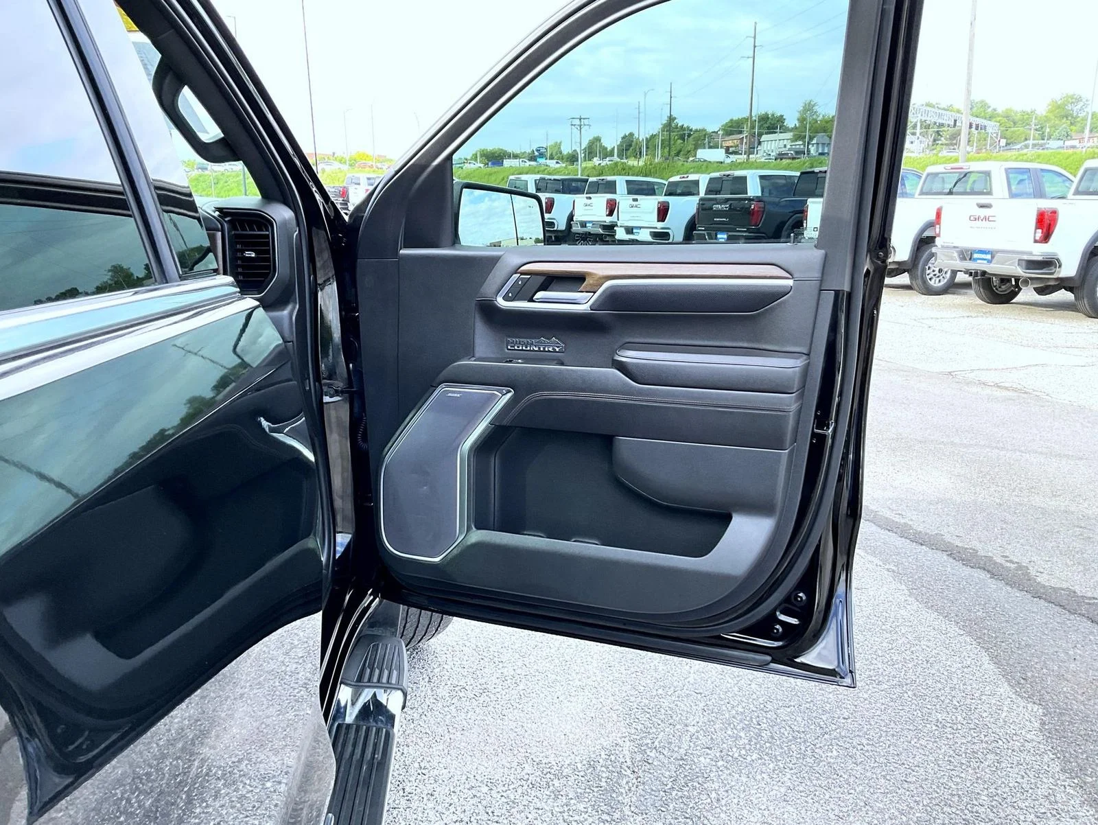 Used 2023 Black Chevrolet High Country image 16