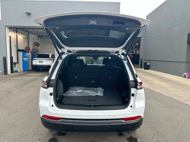 New 2026 Bright White Clear-Coat Exterior Paint Jeep Altitude image 26