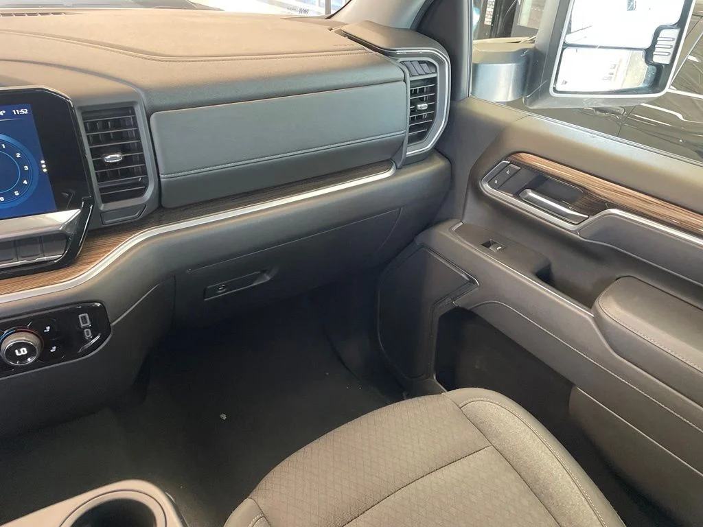 Used 2025 White Chevrolet LT image 22