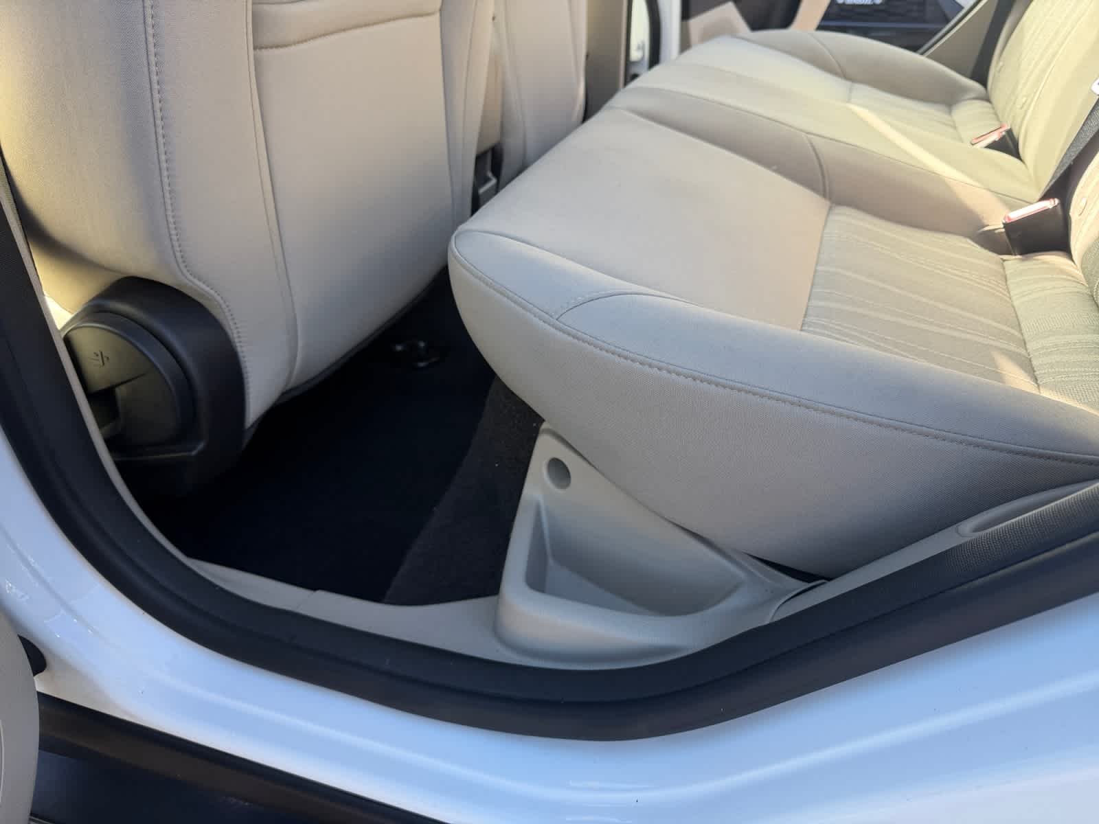 Used 2015 Oxford White Ford SE image 34