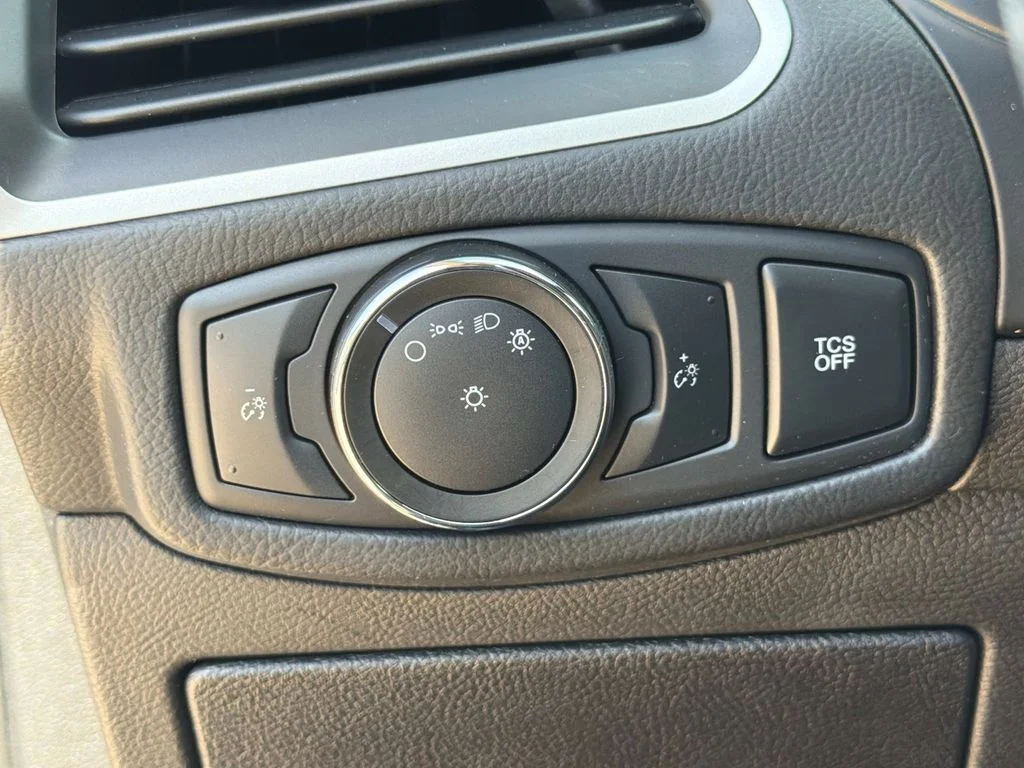 Used 2022 Silver Metallic Ford SE image 30