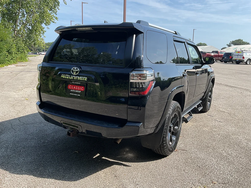 Used 2019 Midnight Black Metallic Toyota SR5 Premium image 7
