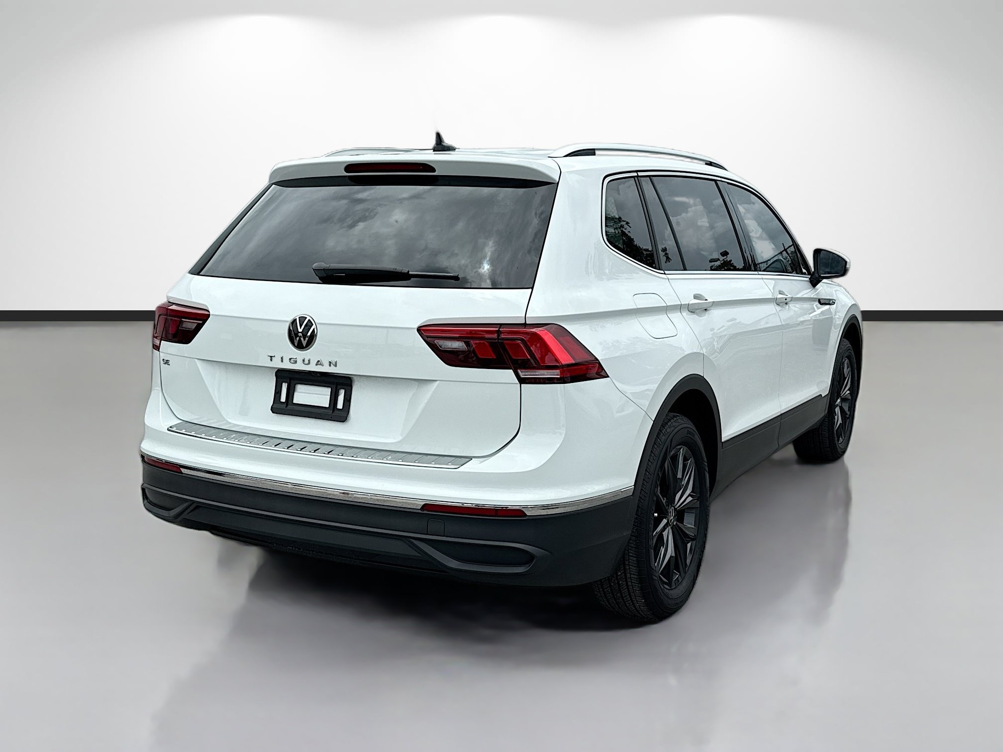 Used 2024 White Volkswagen SE image 3