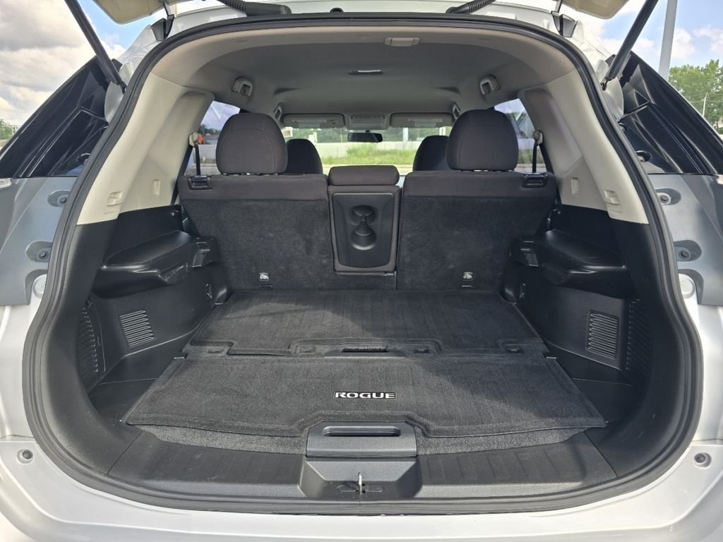 Used 2016 Silver Nissan S image 16