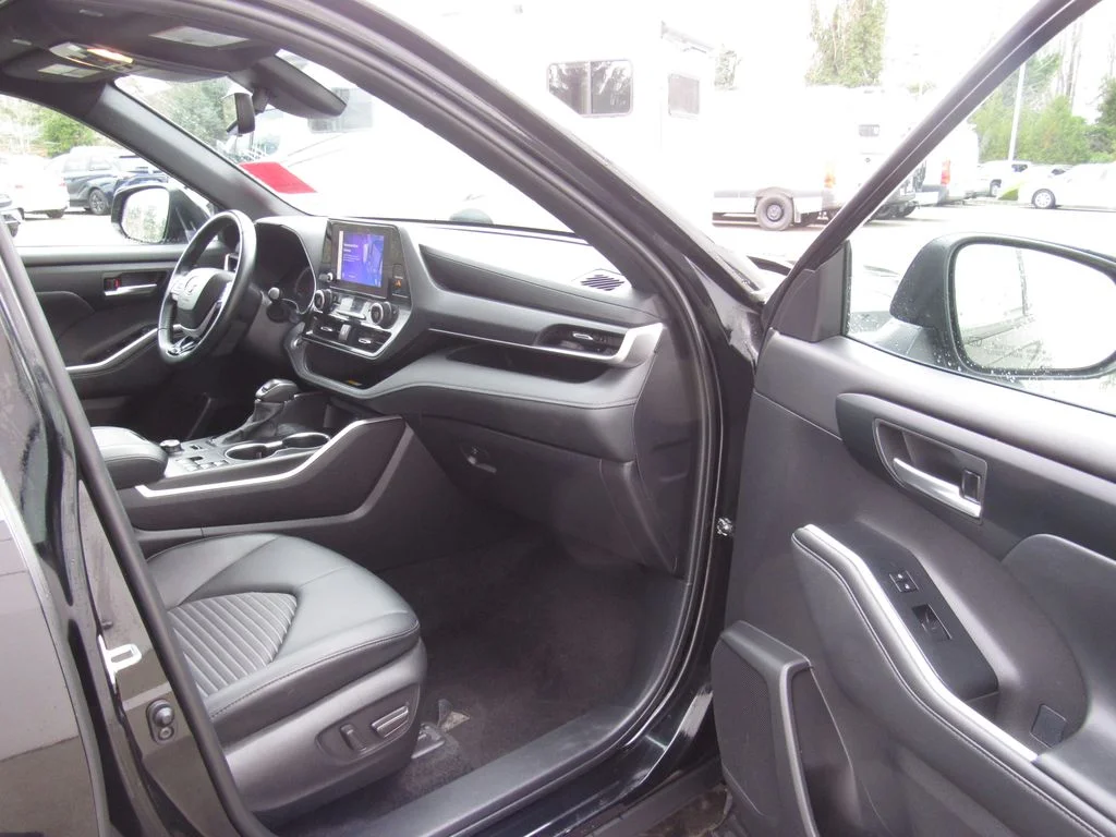 2025 Toyota Highlander XSE - Photo 17